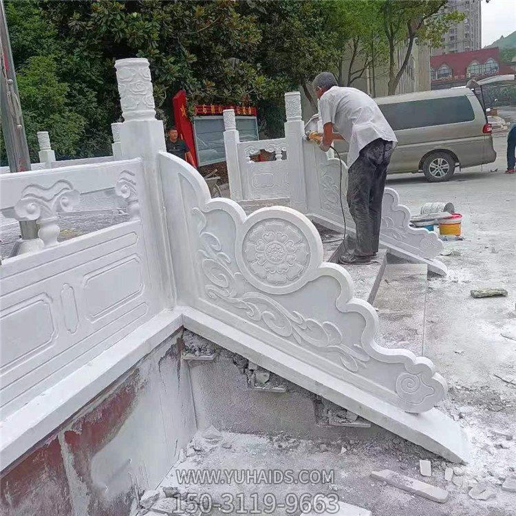 漢白玉旗臺欄板欄桿安裝，細(xì)節(jié)打磨處理雕塑