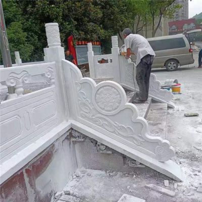 漢白玉旗臺欄板欄桿安裝，細(xì)節(jié)打磨處理