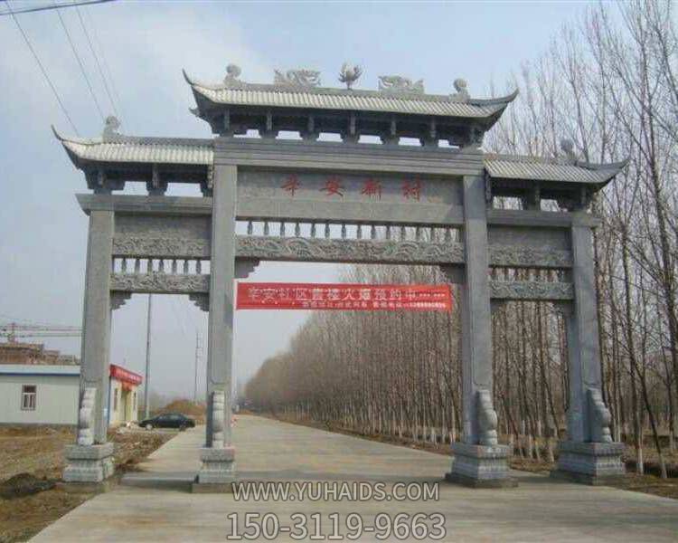 三間四柱仿古牌樓，青石村口入村牌坊雕塑