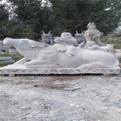 漢白玉牧童騎牛石雕，臥地上的水牛
