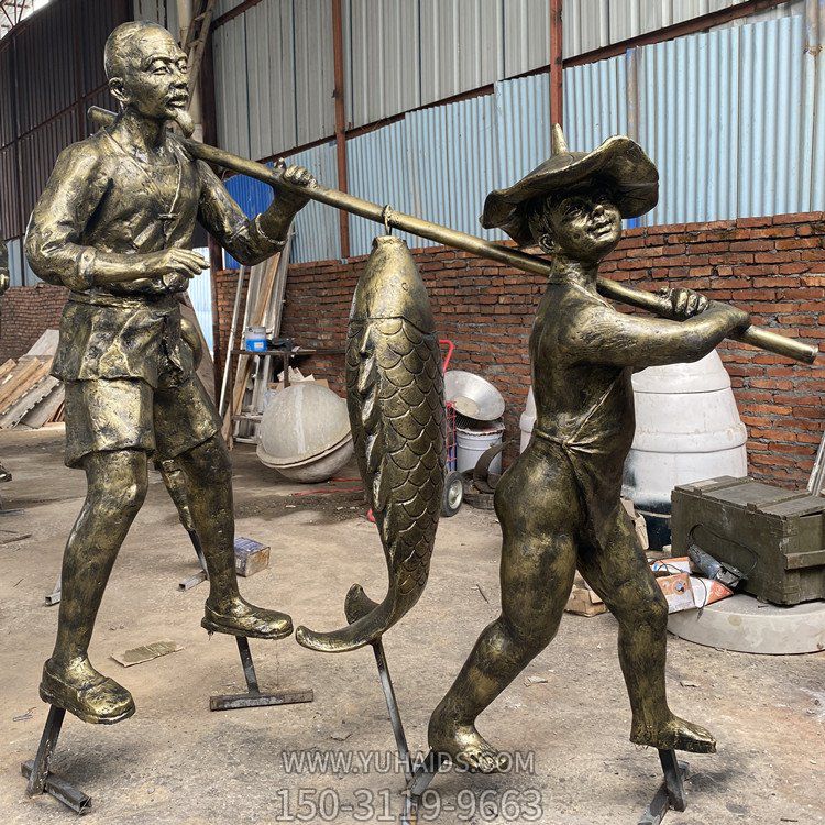 抬鯉魚(yú)，玻璃鋼民俗生活場(chǎng)景雕塑