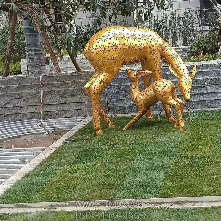 不銹鋼鏤空母子鹿，金色梅花鹿雕塑