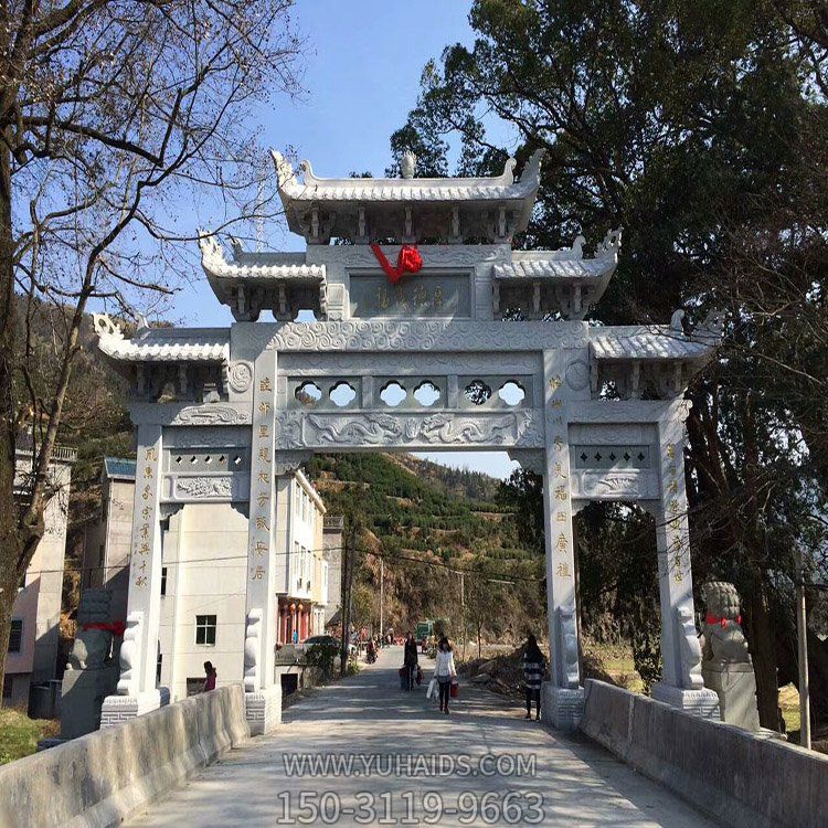 村口石牌坊，三間四柱石雕牌樓雕塑
