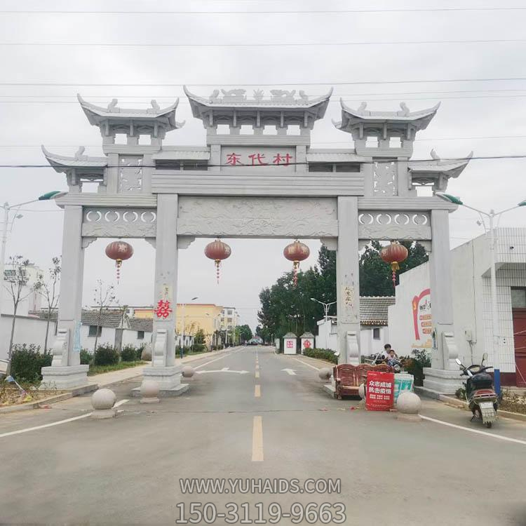 村莊石牌坊，三間四柱道路過(guò)道牌坊雕塑