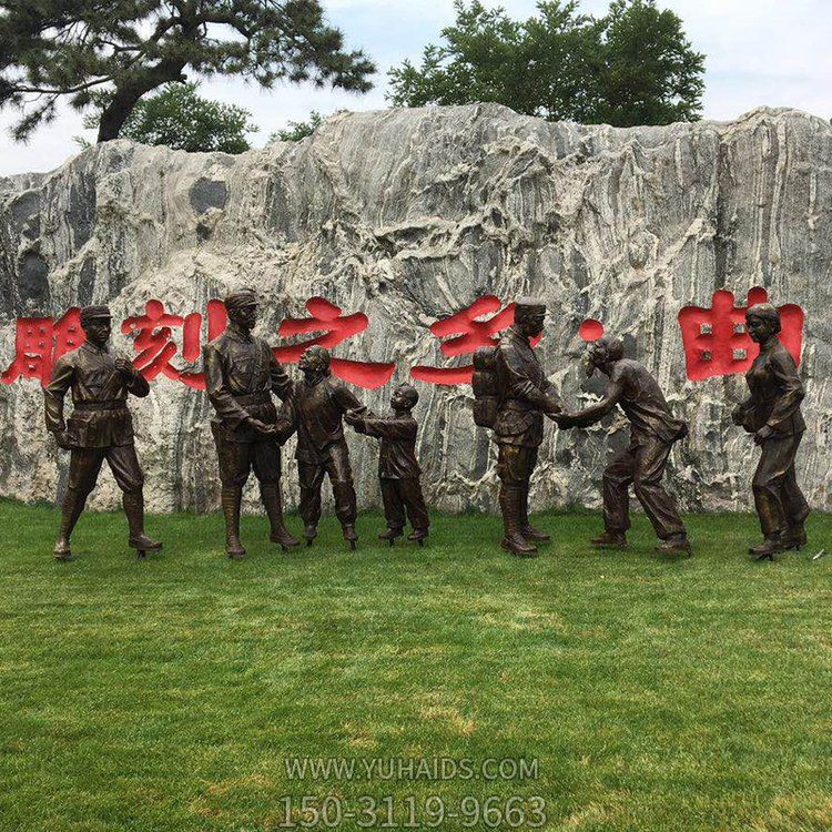 玻璃鋼仿銅人物，八路軍和鄉(xiāng)親握手的景觀擺件雕塑