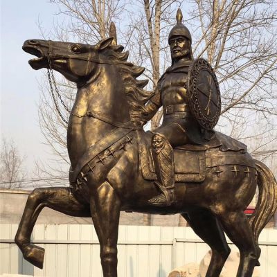 西方古代的騎馬士兵銅雕，手持盾牌騎馬身上的西方戰(zhàn)士