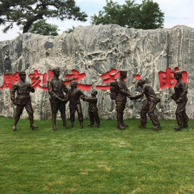 玻璃鋼仿銅人物，八路軍和鄉(xiāng)親握手的景觀擺件