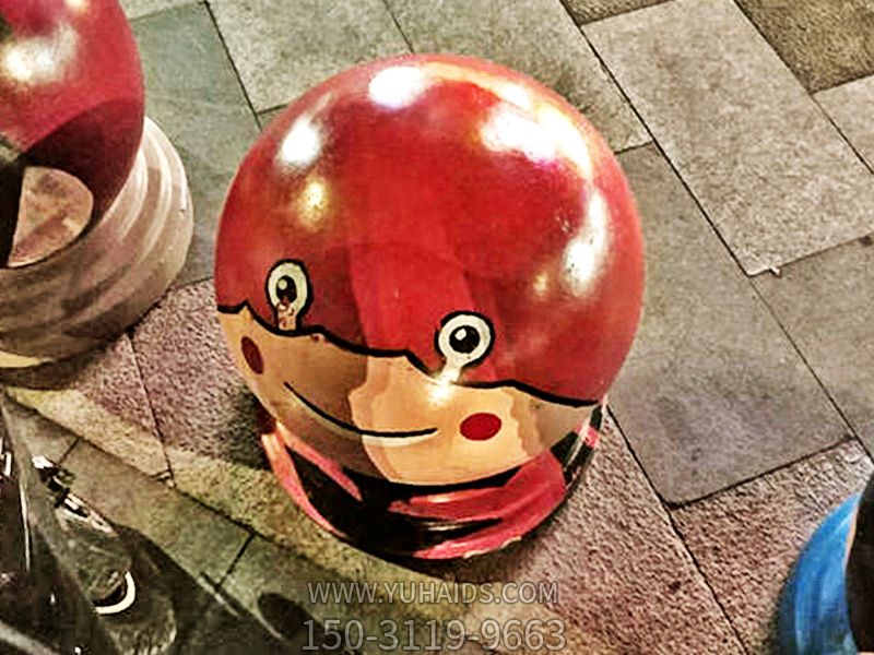 商業(yè)街邊擺放彩繪憤怒的小鳥(niǎo)阻車石球擋車石球雕塑