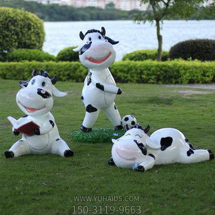 玻璃鋼噴漆卡通奶?？磿?踢足球趴著玩耍幼兒園組合小品雕塑