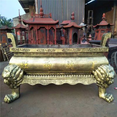 道觀(guān)室外擺放長(zhǎng)形漆金平口鼎香爐