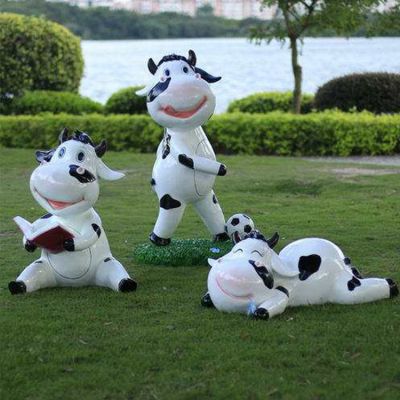玻璃鋼噴漆卡通奶?？磿?踢足球趴著玩耍幼兒園組合小品