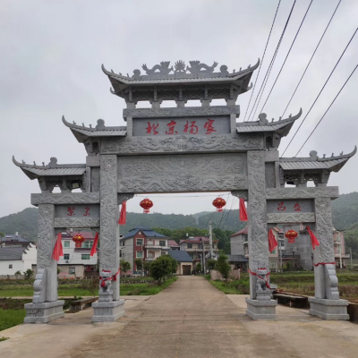 村口花崗巖石雕牌樓，三間四柱多層石牌坊