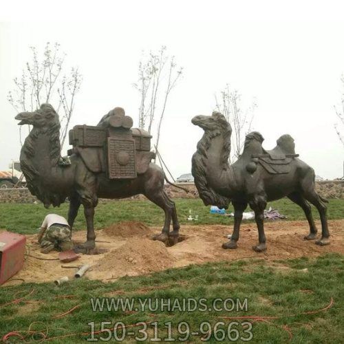 駱駝景觀，公園創(chuàng)意玻璃鋼仿銅沙漠動物雕塑