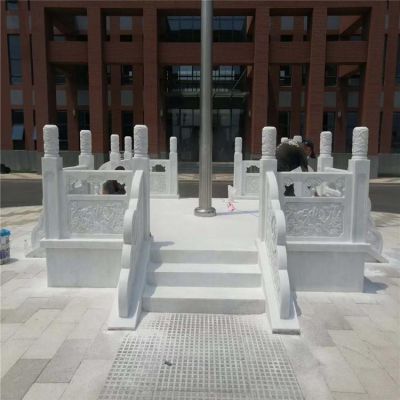 學(xué)校廣場擺放漢白玉雕刻升旗臺(tái)雕塑