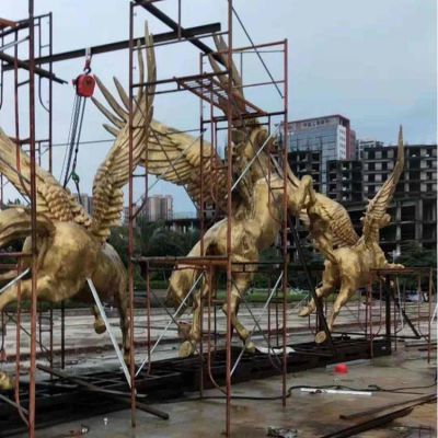 金色馬群，帶翅膀的飛馬雕塑