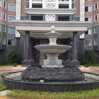 辦公大樓大門前的噴泉水缽，雙層石雕流水缽