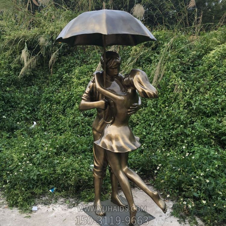 玻璃鋼情侶雕塑，撐傘擁抱的小情侶