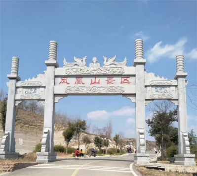 景區(qū)入口石牌坊，沖天式三間四柱牌坊