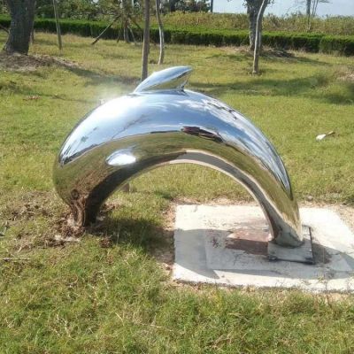 鏡面不銹鋼海豚，園林草坪躍出地面，鉆入地底的海豚