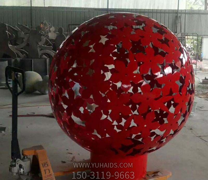 公園創(chuàng)意玻璃鋼紅色樹(shù)葉鏤空球雕塑