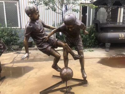 鑄銅踢球小孩子，校園運(yùn)動(dòng)人物雕塑擺件