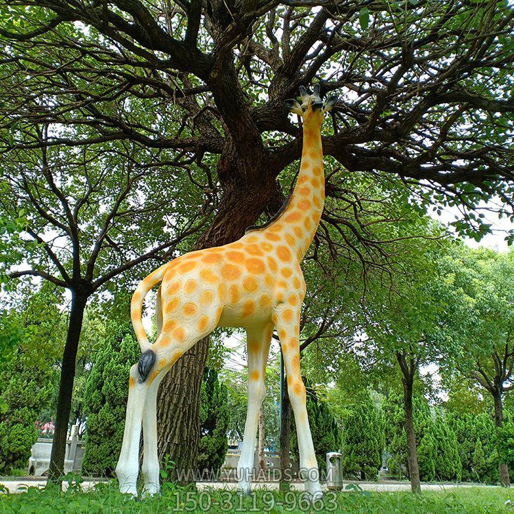 玻璃鋼仿真長(zhǎng)頸鹿，公園園林草坪動(dòng)物景觀雕塑