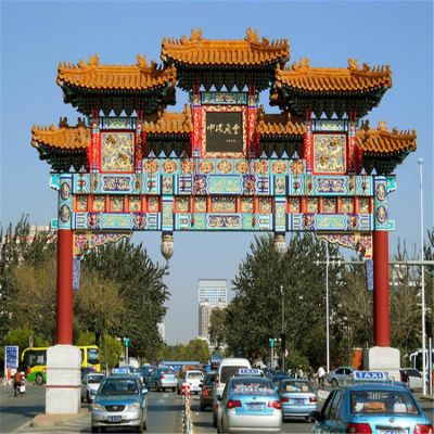 市政道路大牌坊，高跨度的彩繪石雕牌樓