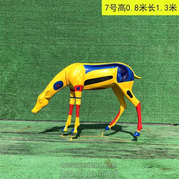 彩繪鹿，低頭玻璃鋼鹿雕塑
