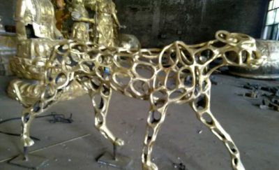 空心不銹鋼行走中的黃色金錢豹，科技創(chuàng)意雕塑