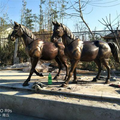 銅雕馬兒，肌肉強(qiáng)健的馬雕塑