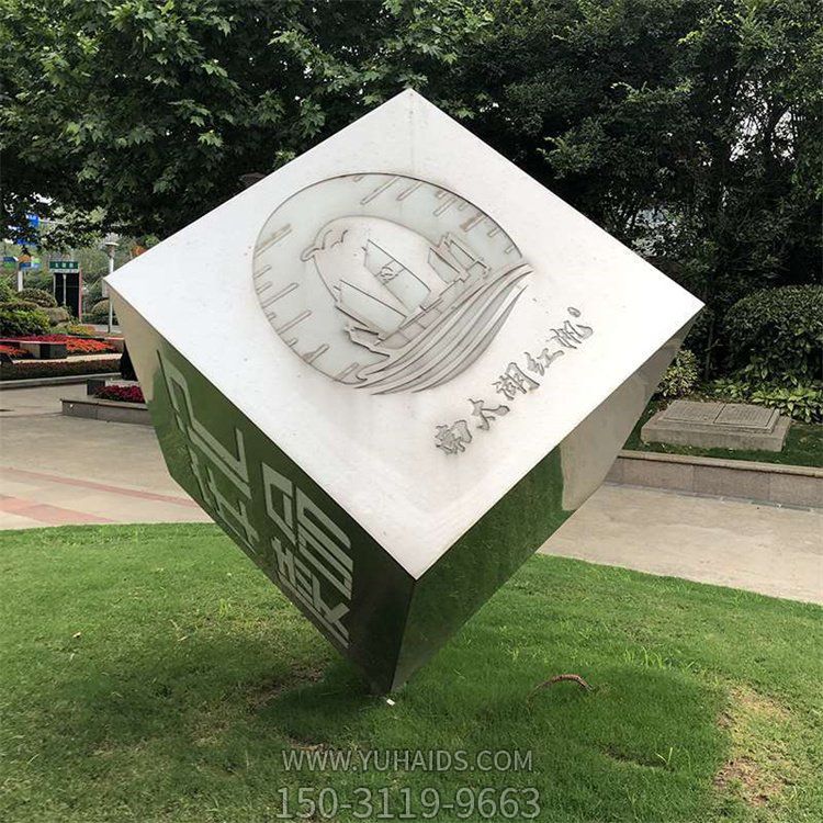 校園草地?cái)[放不銹鋼刻字標(biāo)識景觀魔方雕塑