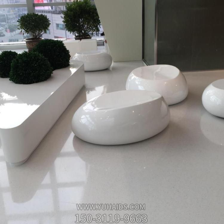 商場(chǎng)樓盤室內(nèi)擺放玻璃鋼異形休閑美陳座椅雕塑