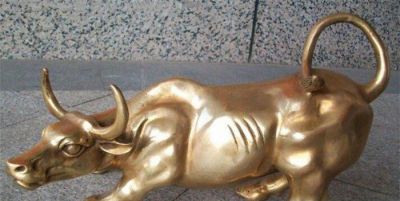 室內擺放的金色卷尾巴的玻璃鋼創(chuàng)意華爾街牛