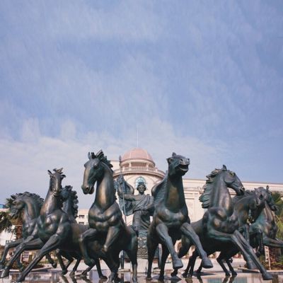 廣場大型玻璃鋼仿銅阿波羅展翅景觀雕塑，戶外園林馬群雕塑