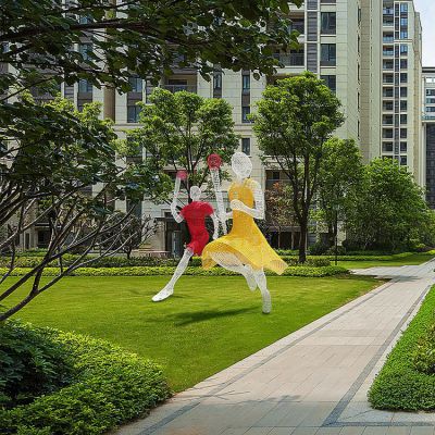 傳遞火炬，鐵藝網(wǎng)格彩色運動主題人物雕塑