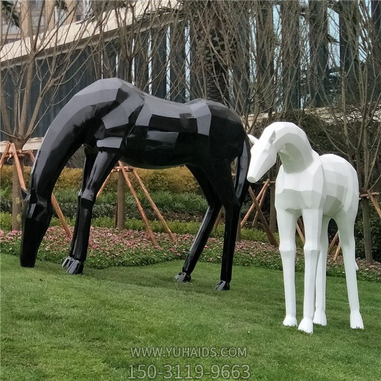 玻璃鋼馬兒，抽象塊面馬雕塑，黑白兩色，可改色