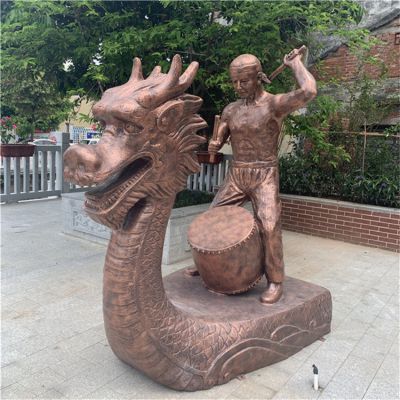 劃龍舟，龍頭龍舟敲大鼓的情景景觀雕塑