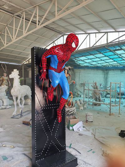 爬墻的蜘蛛俠雕塑