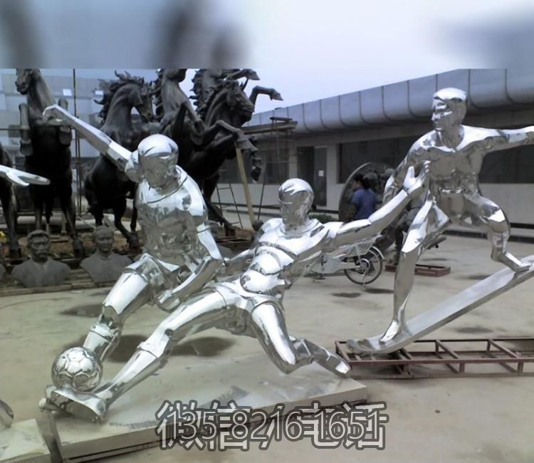 校園廣場不銹鋼鏡面抽象運(yùn)動(dòng)提足球的人物雕塑