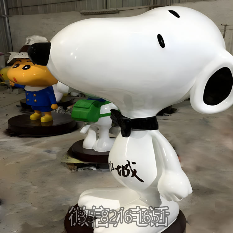 商場(chǎng)景觀小品玻璃鋼卡通樹(shù)脂公仔Snoopy雕塑