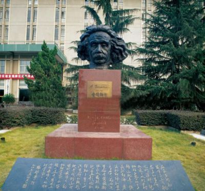 操場(chǎng)名人景觀銅雕頭像愛因斯坦雕塑