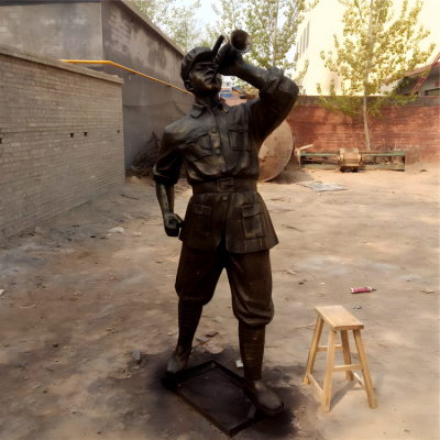 吹號(hào)的玻璃鋼仿銅八路軍戰(zhàn)士雕塑