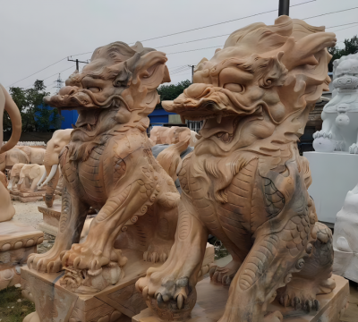 酒店大型景觀(guān)黃蠟石石雕招財(cái)神獸麒麟雕塑
