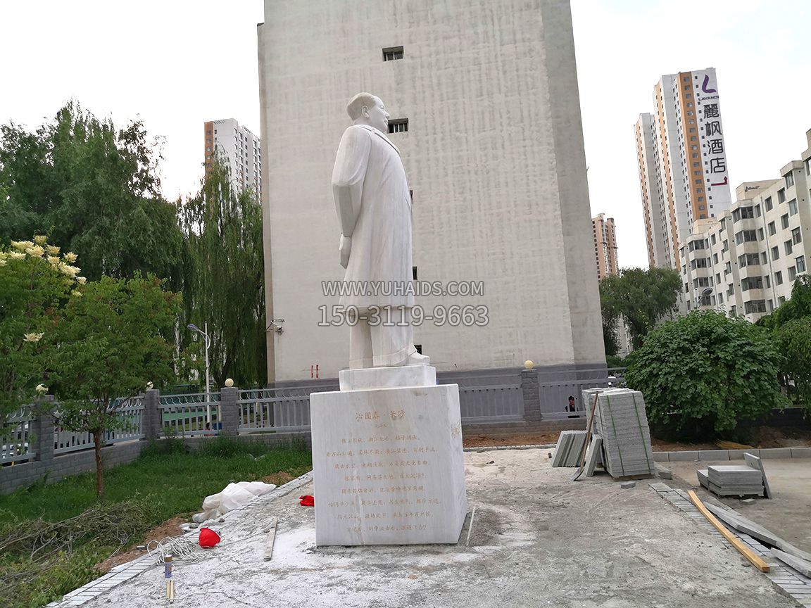 青海石油博物館，漢白玉毛主席石雕像，側(cè)視效果