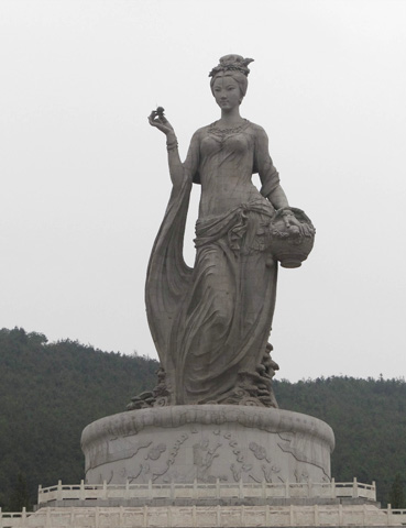 神女：總高51.9米，由1160塊花崗石構(gòu)成，自重1000多噸的茶山神女